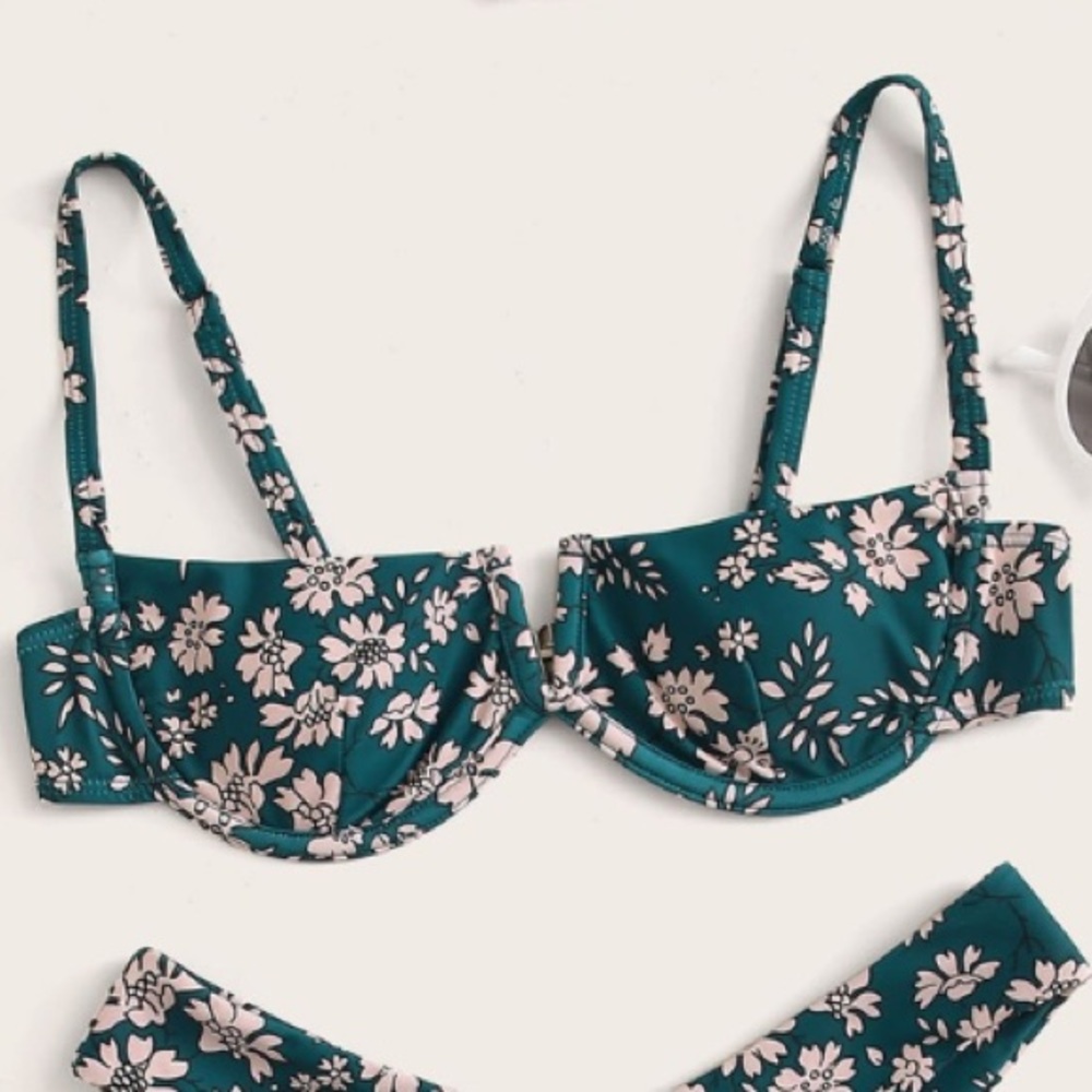 NWOT Floral V-cut Underwire Bikini Top